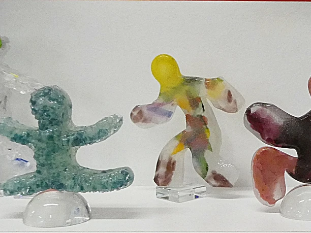 Glaskunst Jacqueline Wehrmann, Bunte Ampelmännchen aus Glas Ampelmännchen, ob sitzend oder laufend, in verschiedenen Glasfarben