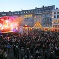 Impressionen_Aachen_September_Special_Marktbühne_(c) Andreas Steindl (20).JPG Auf dem Marktplatz ist eine Bühne aufgebaut, vor der viele Zuschauer*innen versammelt sind und einem Konzert lauschen.