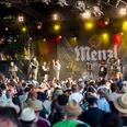 Original Egerländer Festival am Kölner Tanzbrunnen Bühnenauftritt einer Blaskapelle in Tracht vor großer Menschenmenge unter farbigen Lichtern