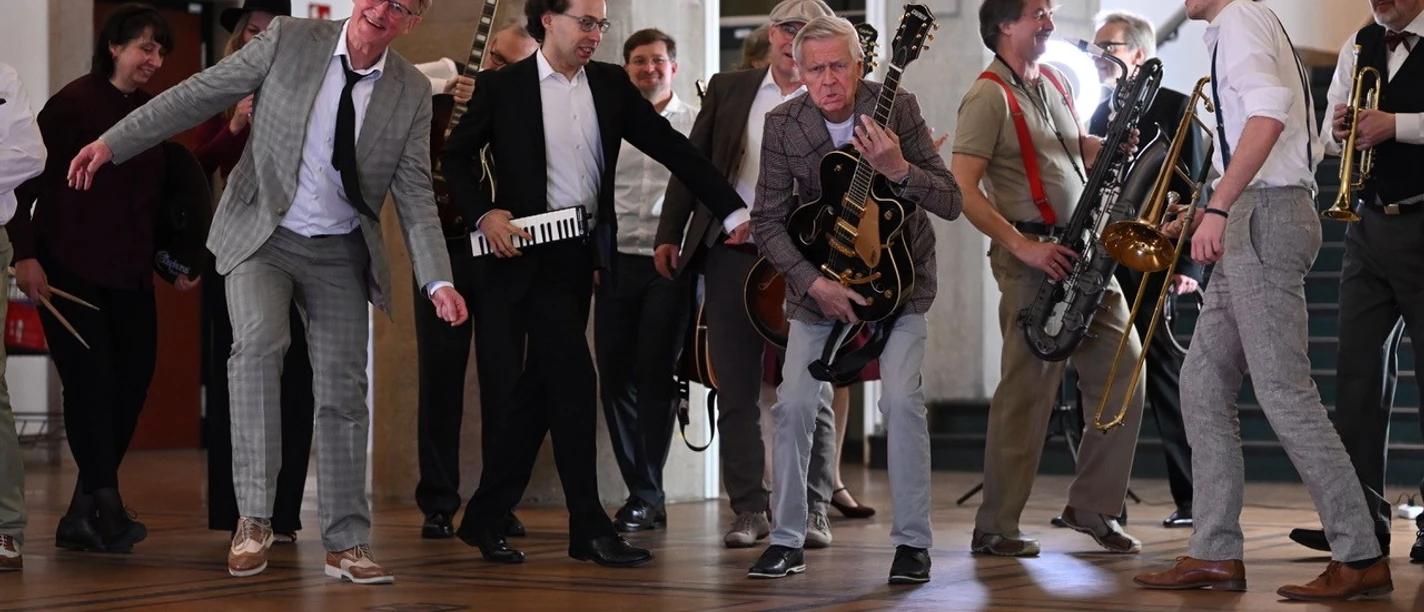 Shiny Stockings BigBand copyright Thomas Hennemann.jpg