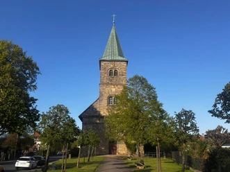 Petruskirche Steinhude Die Petruskirche in Steinhude am Ende einer kleinen Baumallee unter blauem Himmel an einem Früjahrsnachmittag.