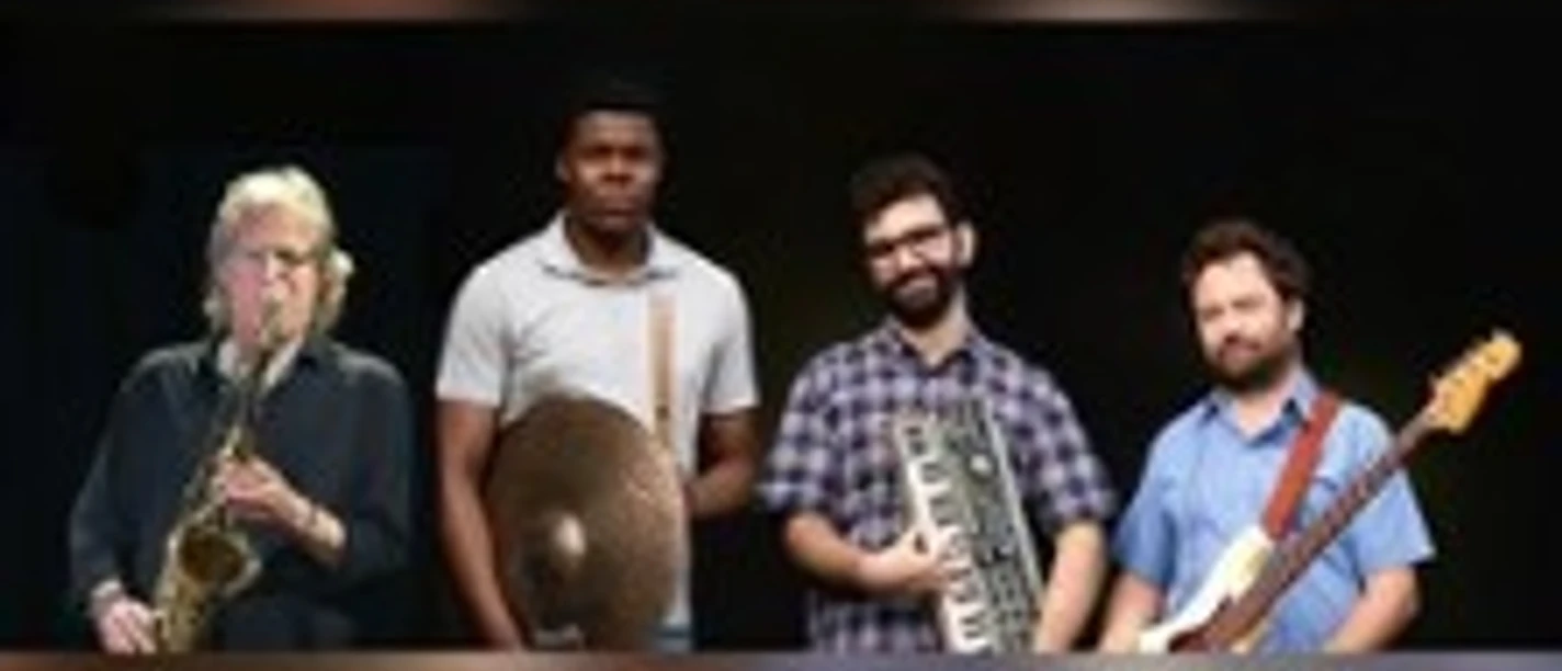 Vier Musiker mit Saxophon, Becken, Keyboard und Gitarre vor dunklem Hintergrund.