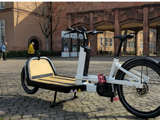 Před vchodem do muzeí GRASSI stojí elektrokolo společnosti Cycle-Leipzig.