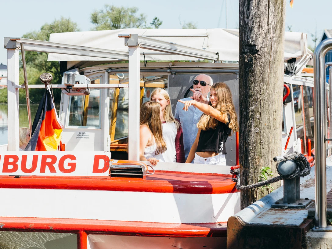 Barkassenfahrt von Buxtehude nach Hamburg Barkassenfahrt von Buxtehude nach Hamburg