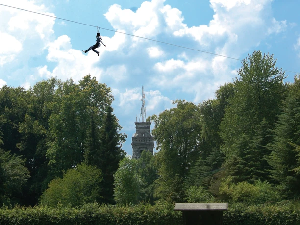 Seilbahn mit Bismarckturm Eine Seilbahn und der steinerne Bismarckturm Velbert sind zu sehen.