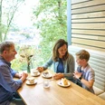 Falada_GRIMMWELT Eine Familie sitzt am Tisch bei Kaffee und Kuchen.
