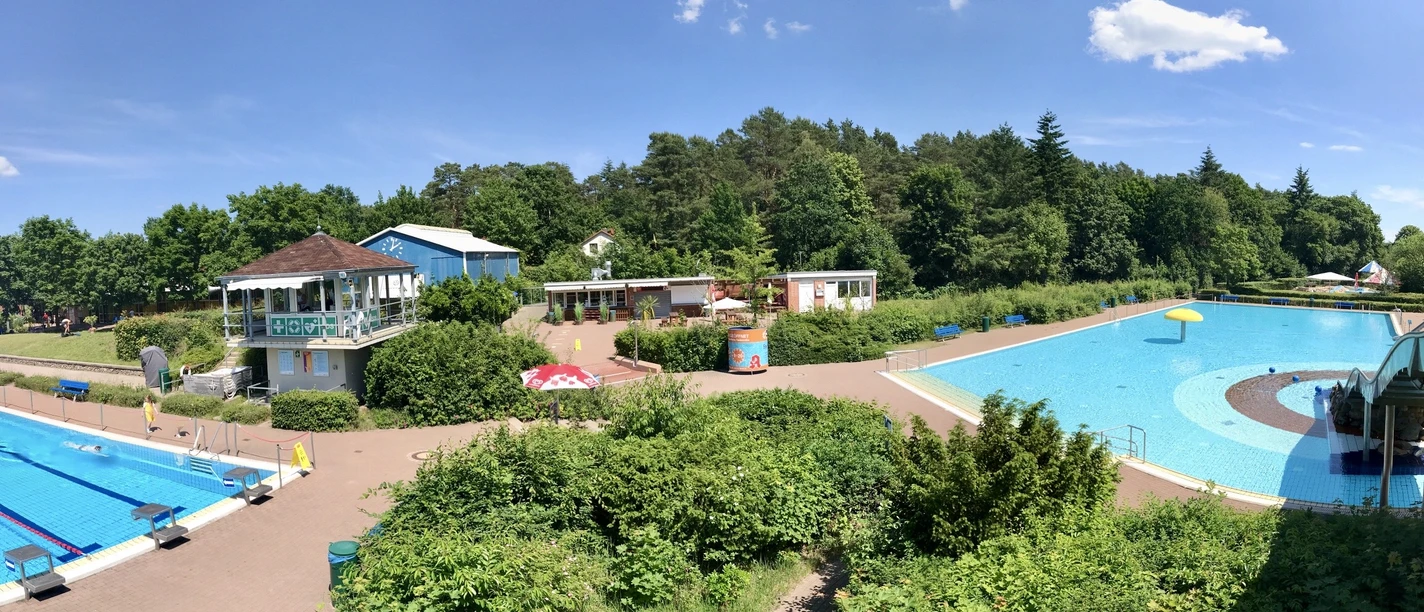 Becken_nebeneinander_&_filterhaus_.jpeg