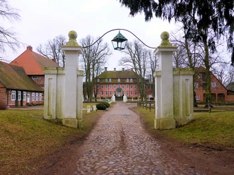 Der Hofladen befindet sich rechts neben dem Schloss, auf der Rückseite des Nebengebäudes.
