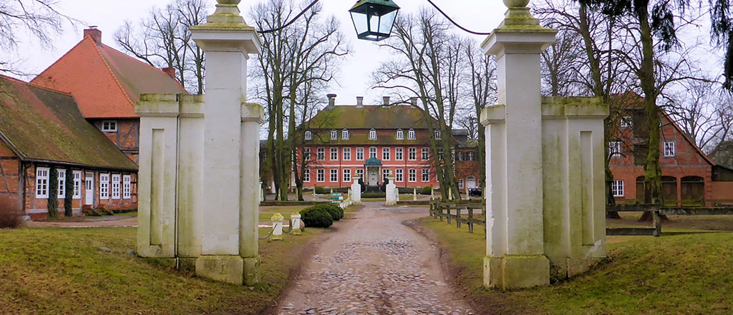 Der Hofladen befindet sich rechts neben dem Schloss, auf der Rückseite des Nebengebäudes.