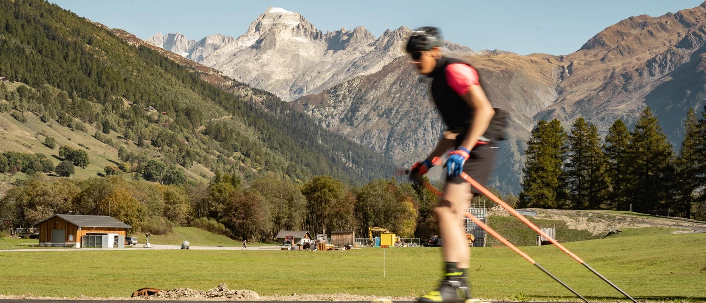 Rollskifahrer im Goms & schönes Wetter, den Berg Galenstock