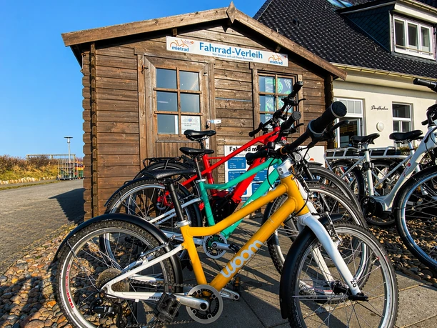 Auswahl an Kinderrädern an der mietrad Station Rantum