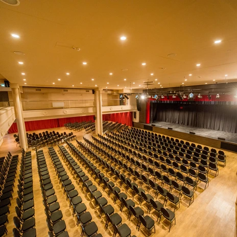 Hall with theatre seating at Haus Leipzig event venue | Leipzig Convention Bureau Hall with theatre seating at Haus Leipzig event venue – presented by Leipzig Convention Bureau