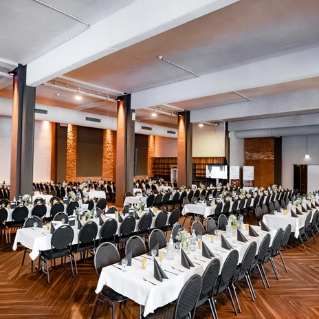 East Wing meeting room with banquet seating at H16 Leipzig event venue | Leipzig Convention Bureau East Wing meeting room with banquet seating at H16 Leipzig event venue – presented by Leipzig Convention Bureau
