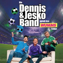Drei Männer auf Sofa im Stadion mit bunten Cartoon-Bällen und großem Bandtitel darüber