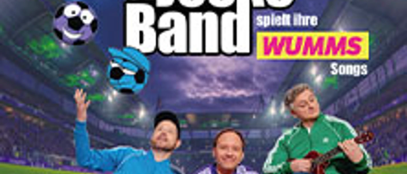 Drei Männer auf Sofa im Stadion mit bunten Cartoon-Bällen und großem Bandtitel darüber