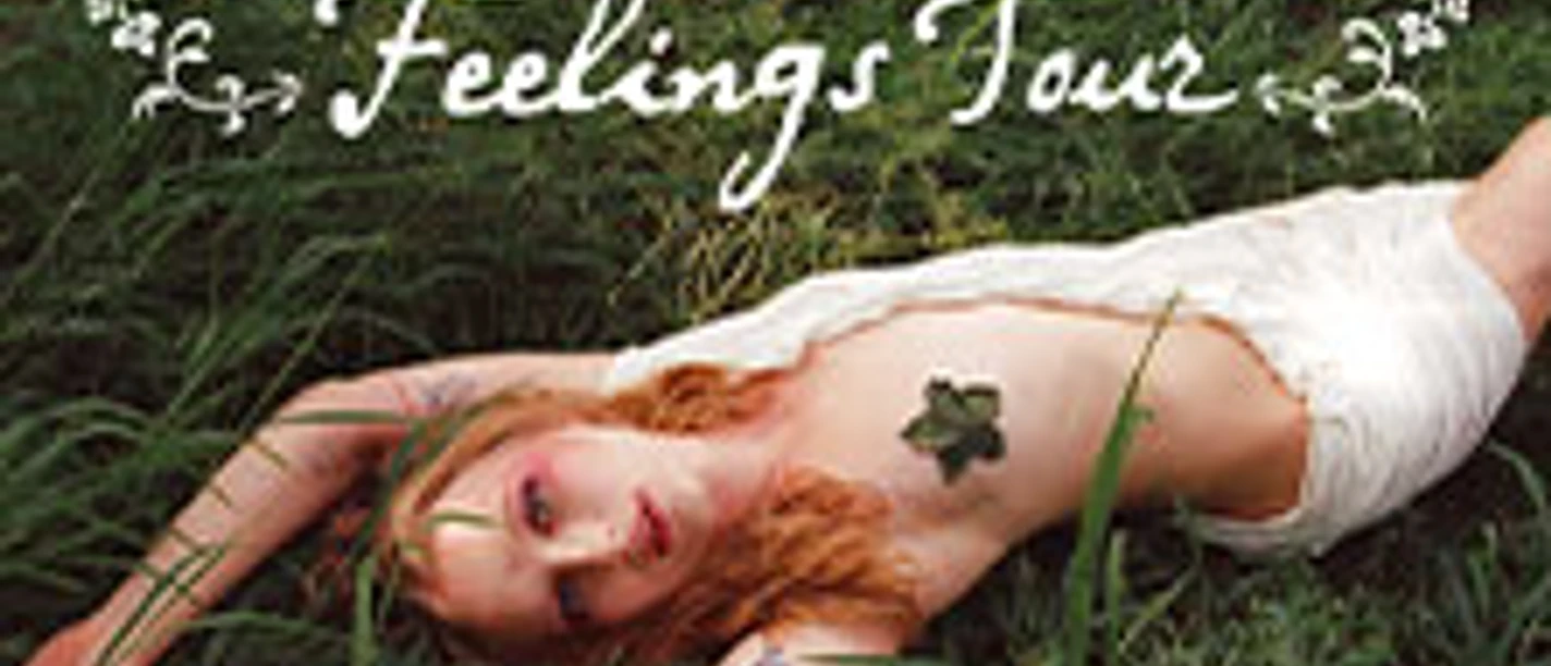 Person liegt in hohem Gras, darüber dekorativer Schriftzug zur The Flowers Have Feelings Tour.