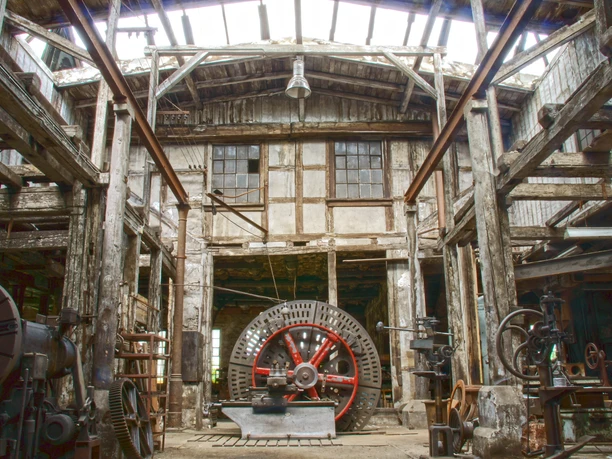 Blick in die Maschinenhalle des Industriedenkmals Königshütte.jpg