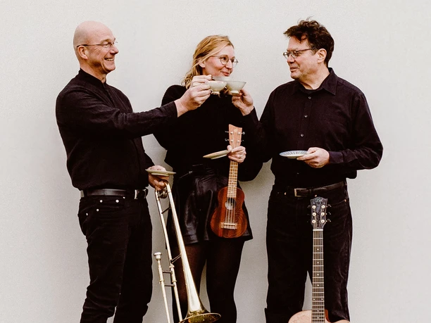 Hari, Mary Jane und der Sugar Man sind das Musiktrio Tea for Three