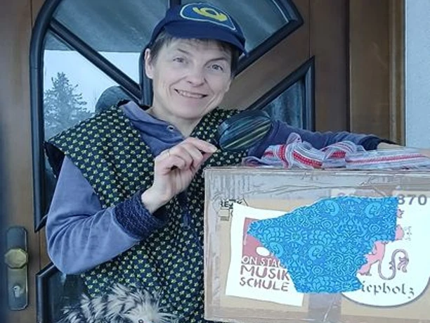 Maria Schupp spielt eine Sunderner Postbotin und kommt mit ihren Puppen