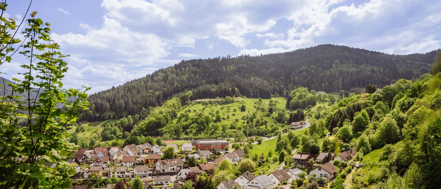 Weisenbach links der Murg, Blick vom Wingert Richtung Sportanlagen