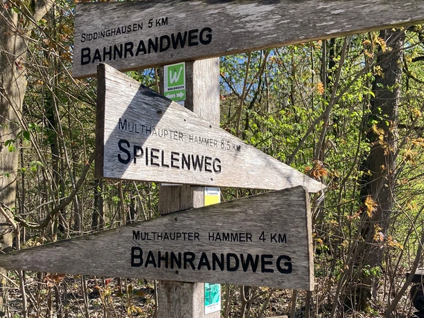 Wegwijzer spoorweg zijpad | Büren-Ringelstein Wanderwegweiser
