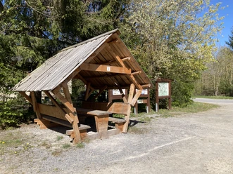 Hikers' parking lot | Büren-Ringelstein Wanderparkplatz mit Schutzhütte