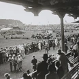 100 Jahre CHIO Aachen (c) Centre Charlemagne.jpg Das Stadion auf dem CHIO-Gelände von der Tribüne aus, auf der sich viele Besucher*innen befinden, in schwarz-weiß.
