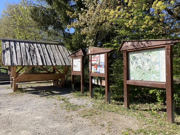 Wanderparkplatz | Büren-Ringelstein Wanderparkplatz mit Infotafel