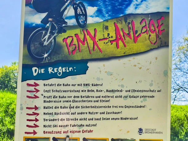 Buntes Schild mit Regeln für die BMX-Anlage im Gesundheitspark Speckenbüttel.