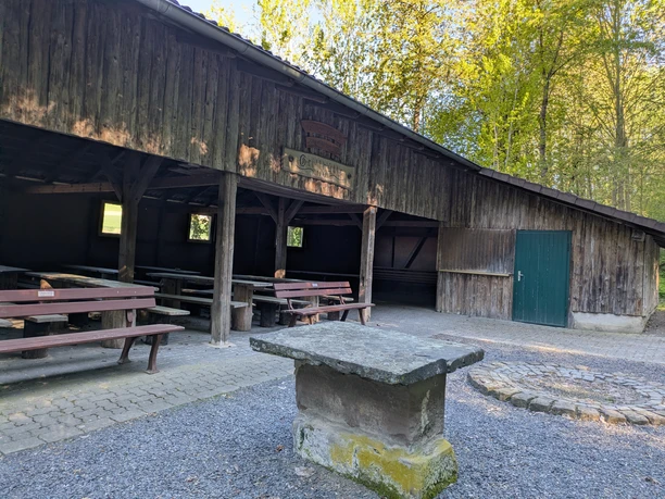 Grillhütte, Vardeilsen, Panoramaweg Hölzerne Grillhütte am Waldrand mit überdachten Sitzbänken, Steintisch und Feuerstelle davor.