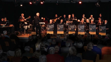 Swingtime Weyhe.jpeg Große Band mit verschiedenen Instrumenten auf der Bühne
