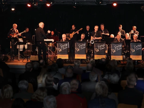 Swingtime Weyhe.jpeg Große Band mit verschiedenen Instrumenten auf der Bühne