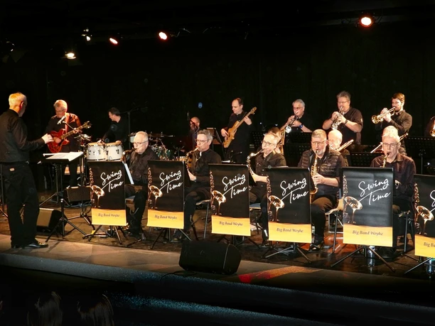 Swingtime Weyhe.jpeg Große Band mit verschiedenen Instrumenten auf der Bühne