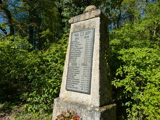 Kriegerdenkmal, Bartshausen, Bank, Ausblick, Panoramaweg Steinernes Kriegerdenkmal mit Gedenktafel für die Gefallenen der Weltkriege im Grünen.