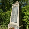 Kriegerdenkmal, Bartshausen, Bank, Ausblick, Panoramaweg Steinernes Kriegerdenkmal mit Gedenktafel für die Gefallenen der Weltkriege im Grünen.
