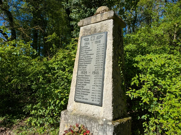Kriegerdenkmal, Bartshausen, Bank, Ausblick, Panoramaweg Steinernes Kriegerdenkmal mit Gedenktafel für die Gefallenen der Weltkriege im Grünen.