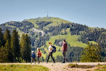 Familie auf dem Panoramaweg