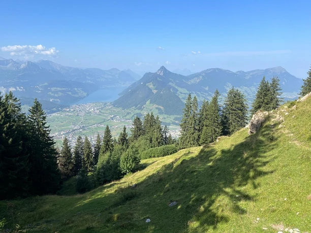 Unterwegs auf dem Mythen-Naturrundweg - Zwüschetmythen
