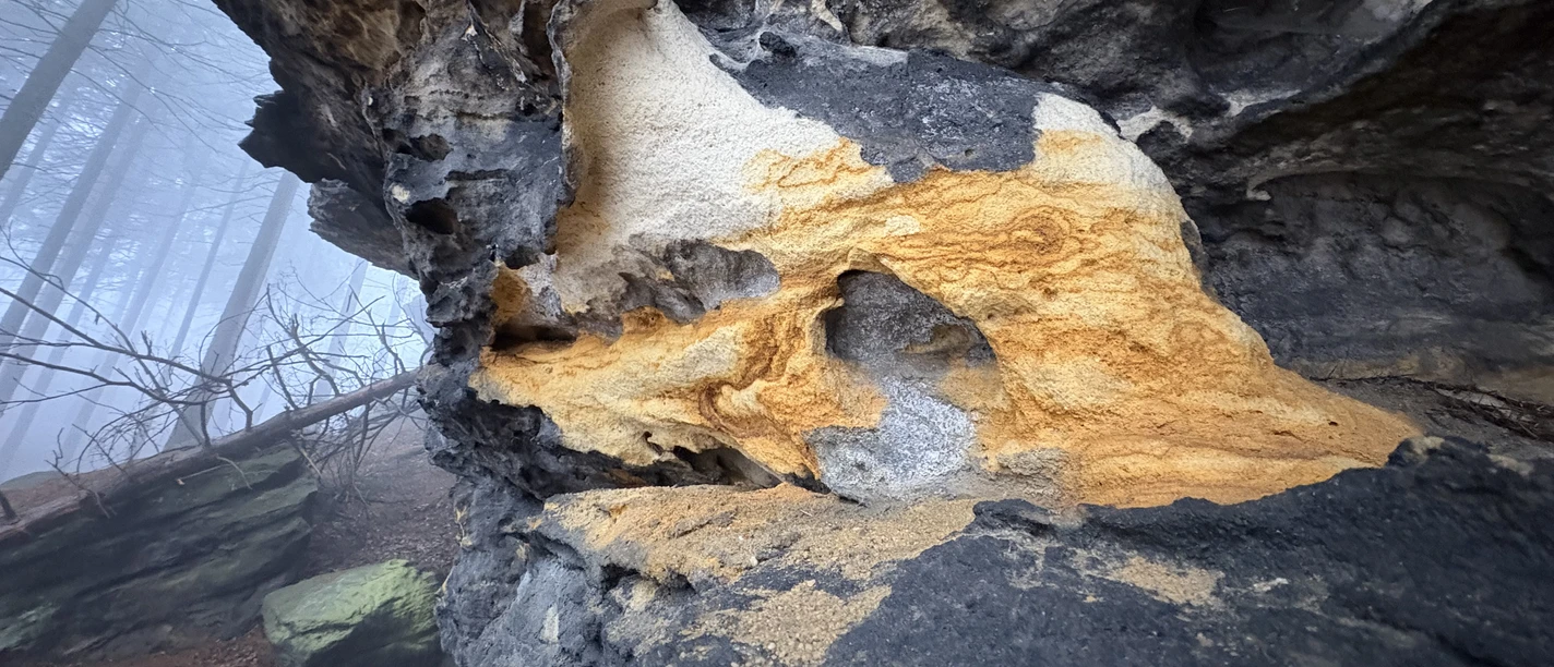 Sandstein mit Färbung