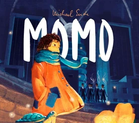 Momo (c) DAS DA THEATER.jpg Illustration der Kinderfigur Momo mit gleichnamigem Schriftzug in weiß.