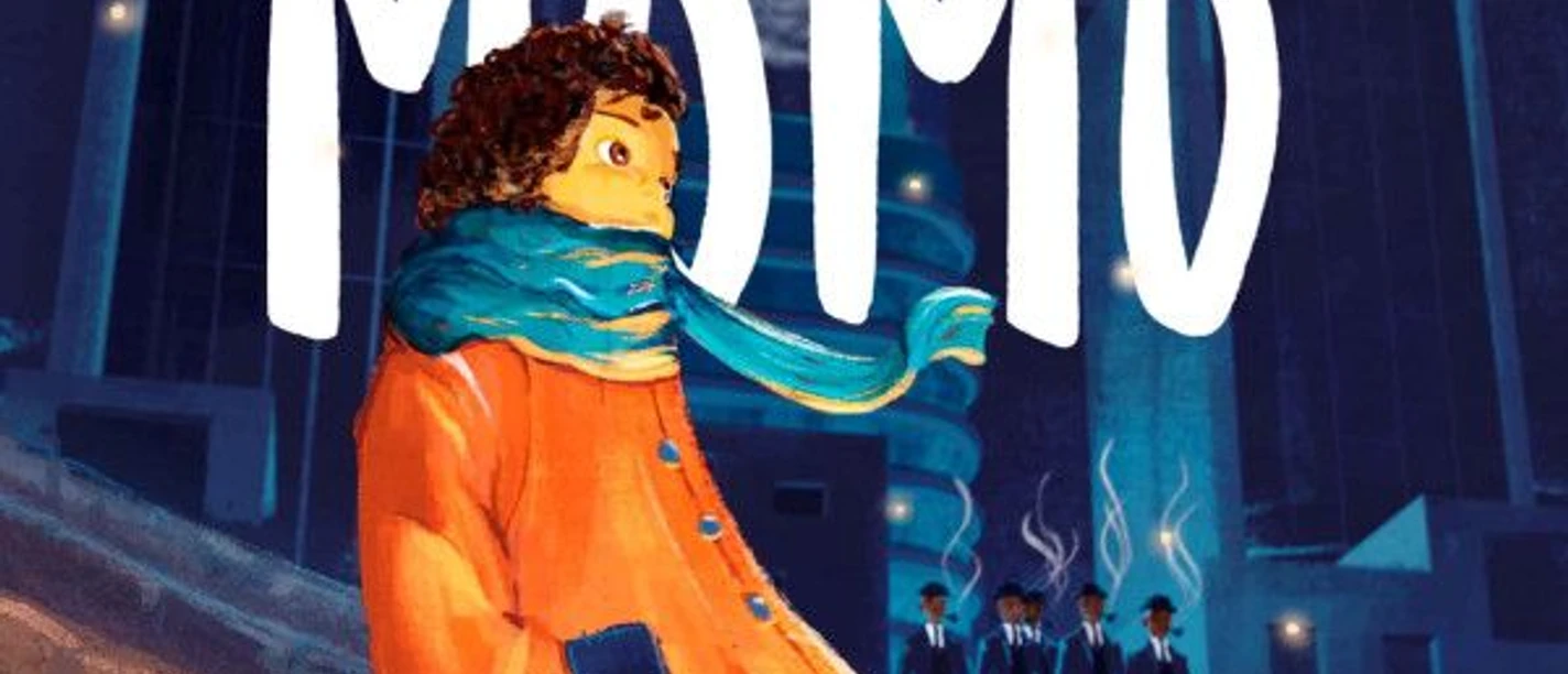 Momo (c) DAS DA THEATER.jpg Illustration der Kinderfigur Momo mit gleichnamigem Schriftzug in weiß.