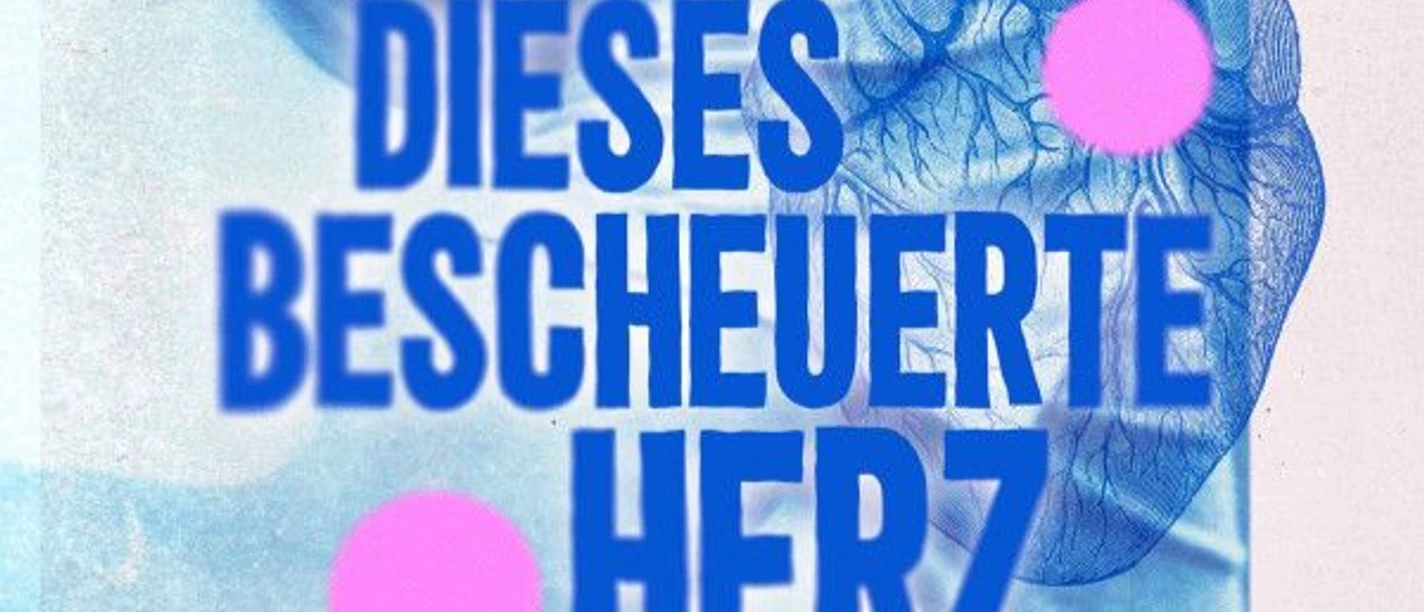 Schriftzug "Dieses bescheuerte Herz" vor Hintergrund einer blauen Fotografie, auf der sich zwei Menschen umarmen.