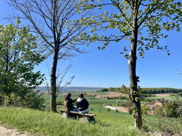 Rastplatz, Avendshausen, Bank, Ausblick, Panoramaweg Zwei Frauen auf einer Holzbank genießen den Panoramablick über weite Wiesen und Felder.