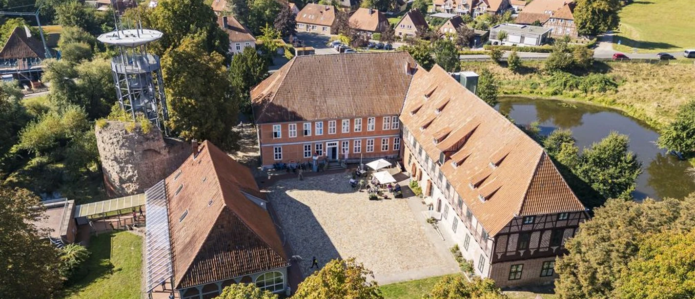 Schloss Bleckede, CC0 MarTiem Fotografie Flusslandschaft Elbe GmbH, Markus Tiemann 1 (2) 50.jpg