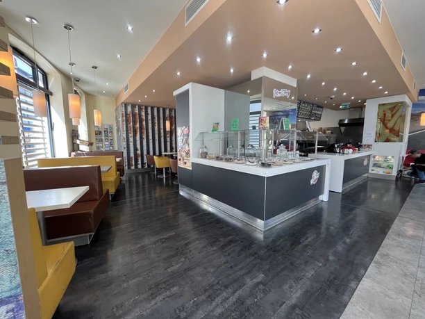 Mam's Burger Innenraum eines Burgerrestaurants mit Theke, Sitzbänken und beleuchteter Decke