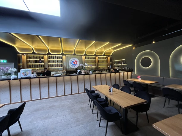 Natsu Modernes japanisches Restaurant mit beleuchteter Bar und Holztischen