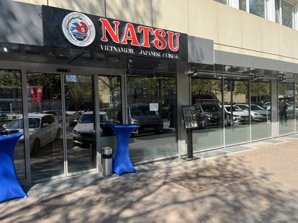 Natsu Außenansicht des Restaurants Natsu mit Glasfront und rotem Leuchtschild