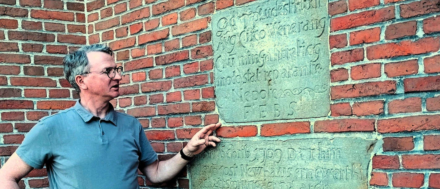01 Arno Lindemann bei Sandsteintafeln an der Kirche_bearbeitet.jpg