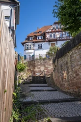 Fritzlar Stadtmauer 20230718-_NZ63989-HDR (MR)_StadtmarketingFritzlar_CC-BY-SA.jpg Auf dem Foto sieht man die Ziegentreppe als Aufgang zur Stadt von Süden her durch die fast vollständig erhaltene Stadtmauer entlang des 2,5 km langen Rondenganges in Fritzlar.