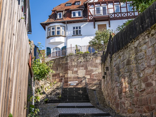 Fritzlar Stadtmauer 20230718-_NZ63989-HDR (MR)_StadtmarketingFritzlar_CC-BY-SA.jpg Auf dem Foto sieht man die Ziegentreppe als Aufgang zur Stadt von Süden her durch die fast vollständig erhaltene Stadtmauer entlang des 2,5 km langen Rondenganges in Fritzlar.